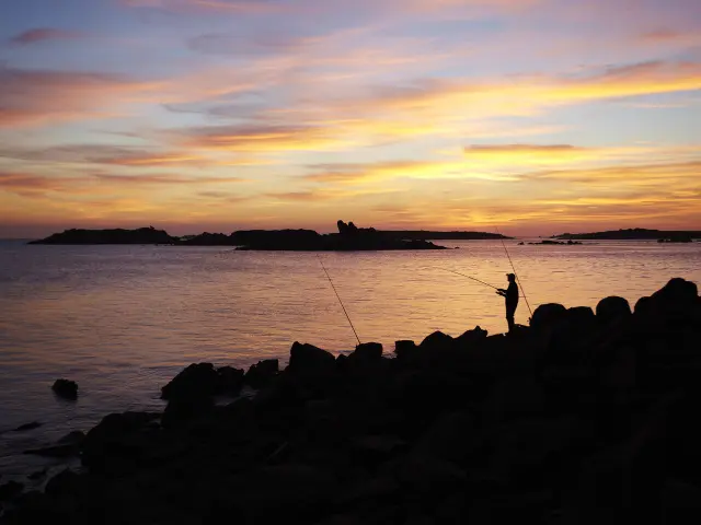 Pêche à la ligne au coucher de soleil sur la Côte de Granit Rose à Trébeurden