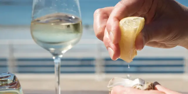 Dégustation d'huitres face à la mer