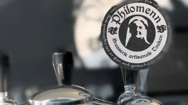 Une tireuse à bière chromée avec le logo de la Brasserie Philomenn