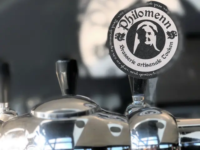 Une tireuse à bière chromée avec le logo de la Brasserie Philomenn