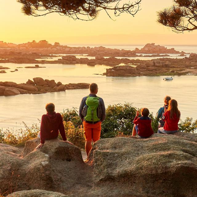 Balade en famille sur le sentier des douaniers