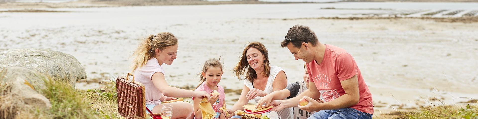 Pique-nique en famille en bord de mer