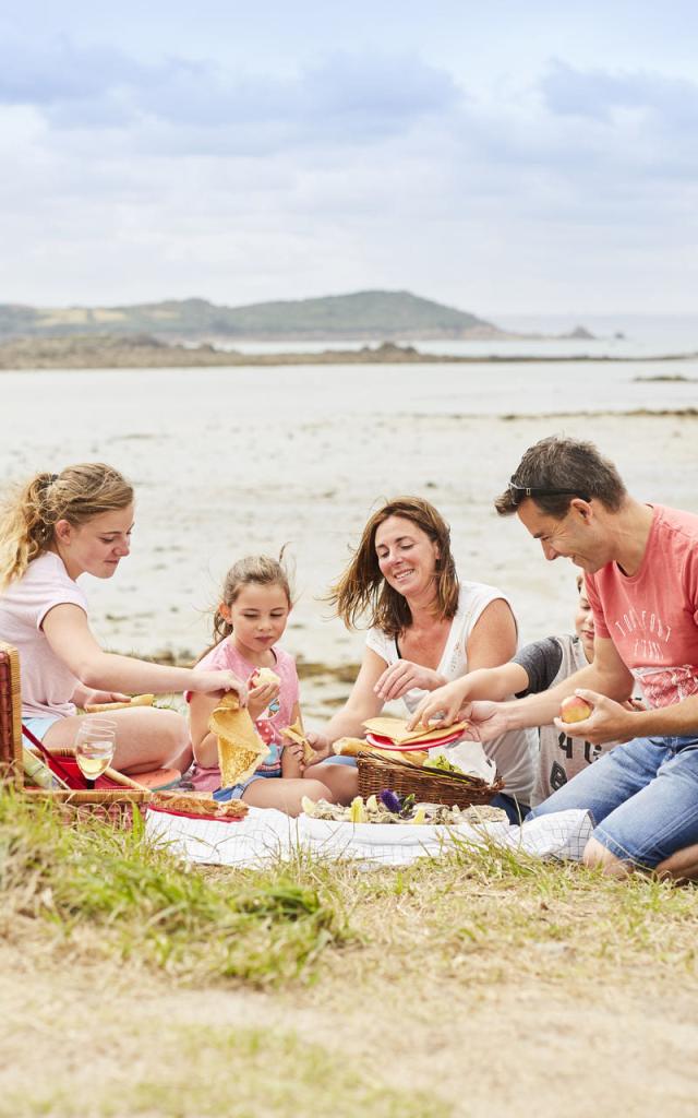 Pique-nique en famille en bord de mer