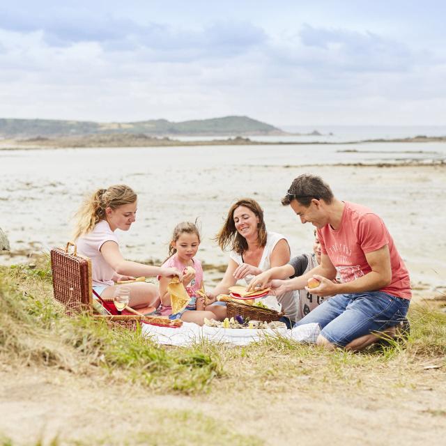 Pique-nique en famille en bord de mer