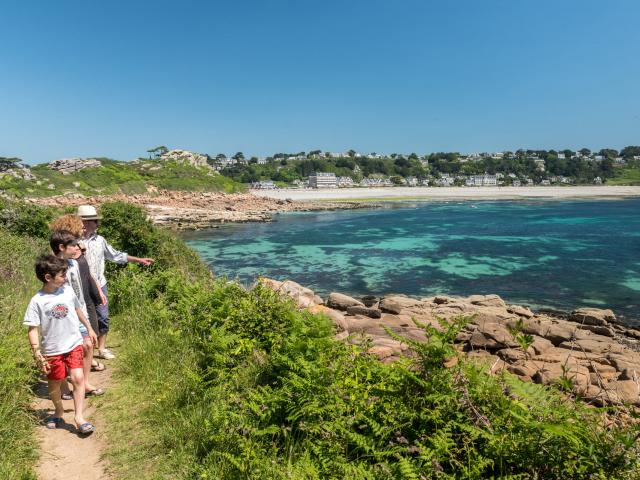 Balade en famille sur le sentier des douaniers à Trébeurden