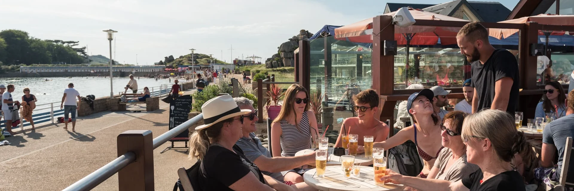 Soirée en terrasse face à la mer