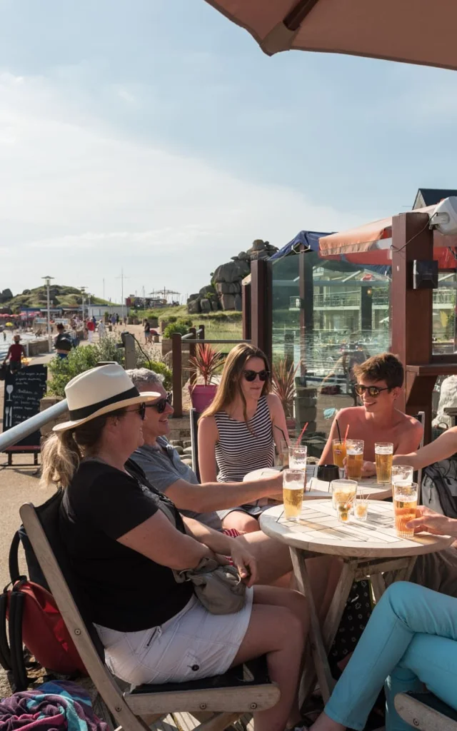 Soirée en terrasse face à la mer