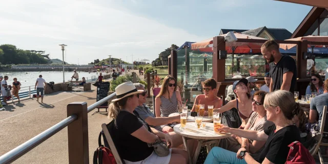 Soirée en terrasse face à la mer