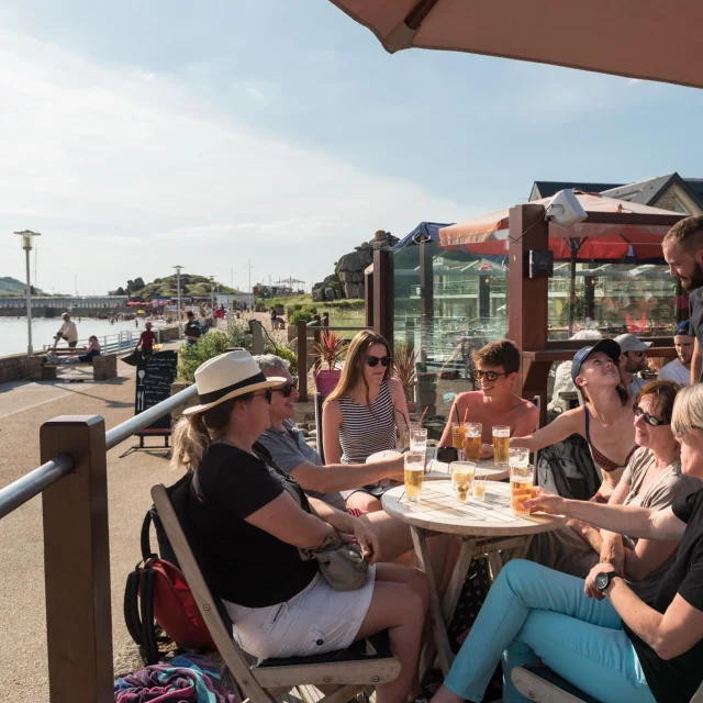 Soirée en terrasse face à la mer