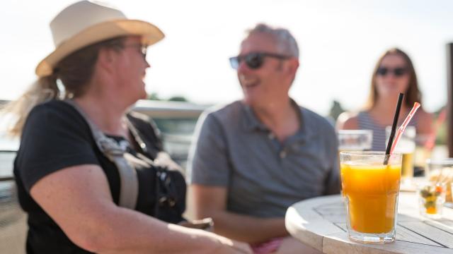 Soirée en terrasse face à la mer