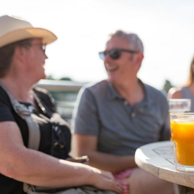 Soirée en terrasse face à la mer