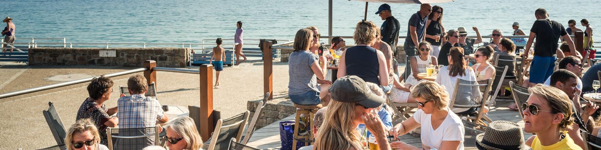 Soirée en terrasse face à la mer
