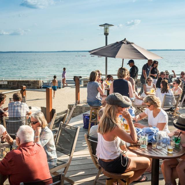 Soirée en terrasse face à la mer