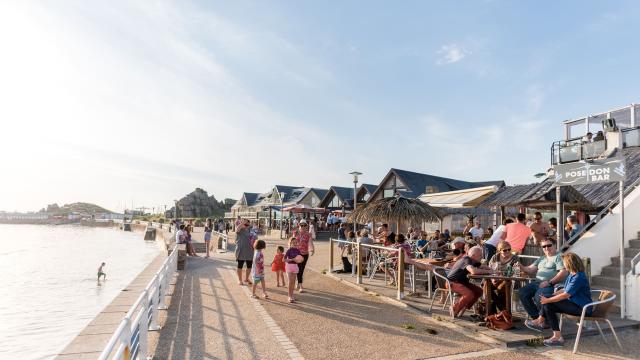 Soirée en terrasse face à la mer