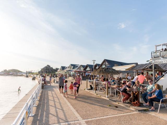 Soirée en terrasse face à la mer