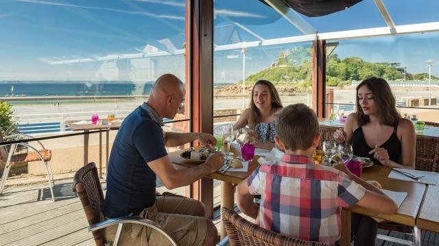 Repas en terrasse en famille sur la plage de Tresmeur à Trébeurden
