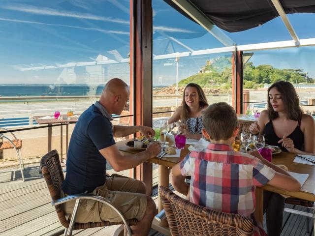 Repas en terrasse en famille sur la plage de Tresmeur à Trébeurden