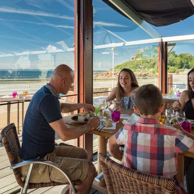 Repas en terrasse en famille sur la plage de Tresmeur à Trébeurden