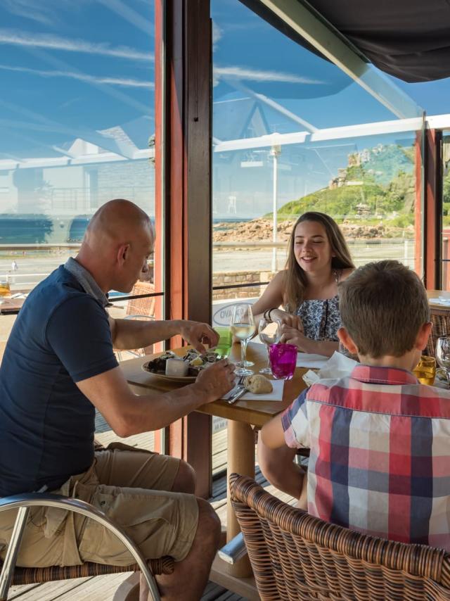 Repas en terrasse en famille sur la plage de Tresmeur à Trébeurden