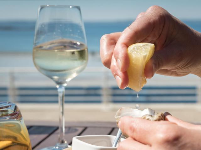 Dégustation d'huitres face à la mer