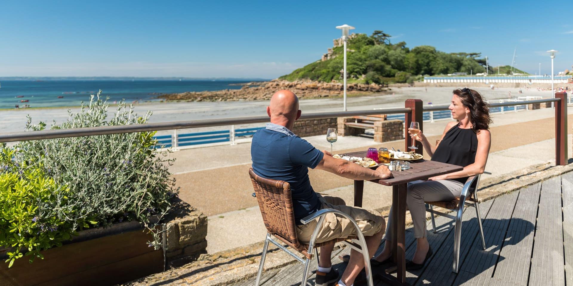 Repas en terrasse sur la plage de Tresmeur à Trébeurden