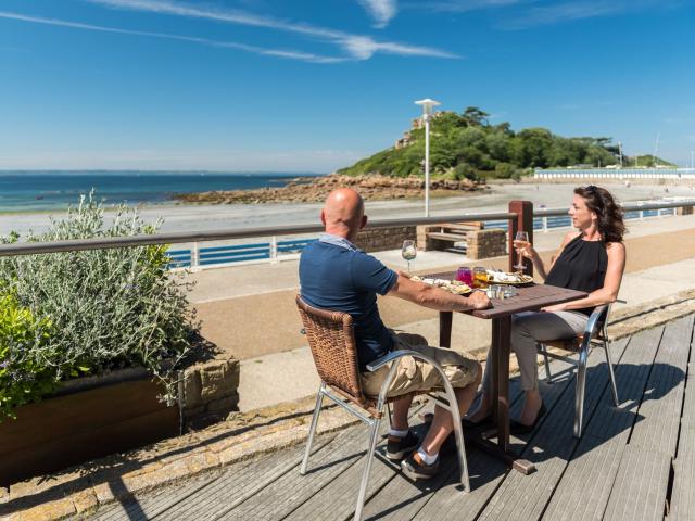 Repas en terrasse sur la plage de Tresmeur à Trébeurden