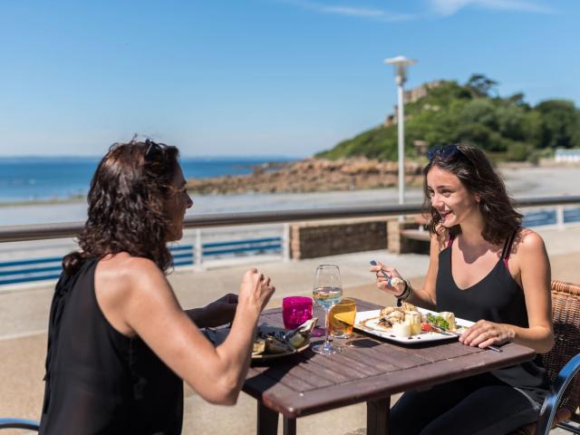 Repas en terrasse sur la plage de Tresmeur à Trébeurden