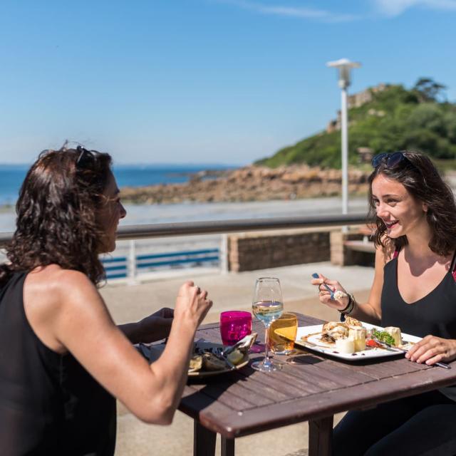 Repas en terrasse sur la plage de Tresmeur à Trébeurden