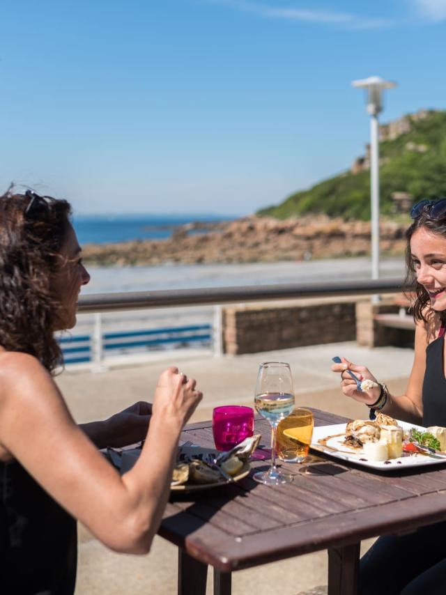Repas en terrasse sur la plage de Tresmeur à Trébeurden