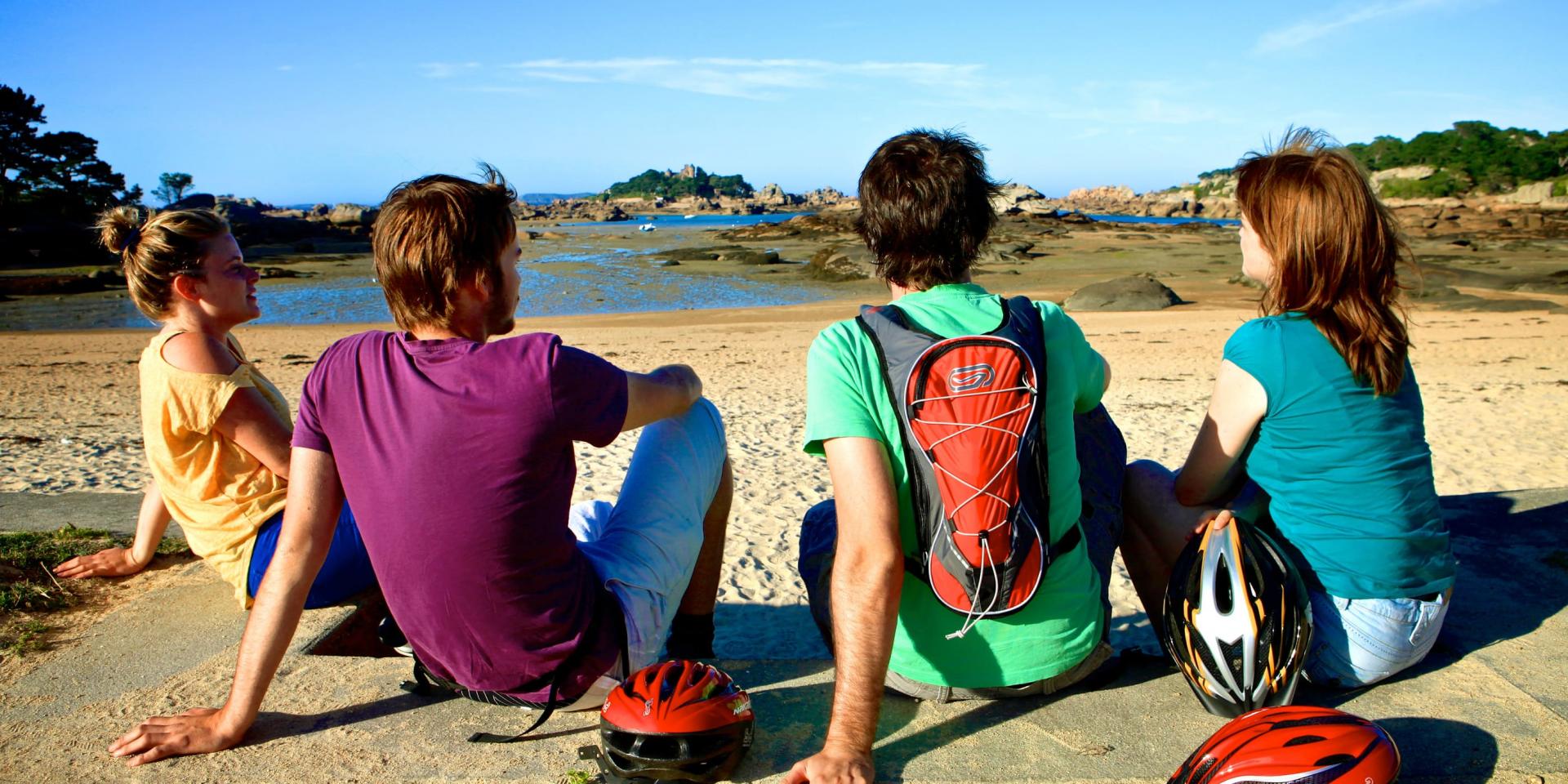 Entre amis devant Costaérès à la plage de Tourouny - Trégastel