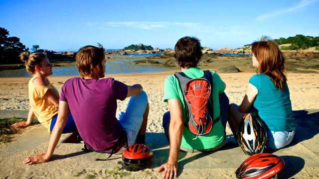 Entre amis devant Costaérès à la plage de Tourouny - Trégastel