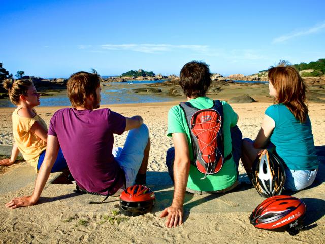 Entre amis devant Costaérès à la plage de Tourouny - Trégastel