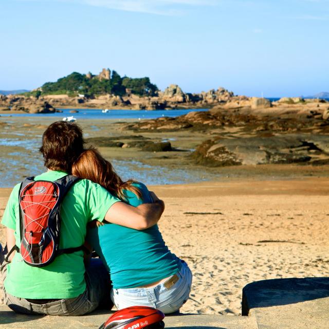 Entre amis devant Costaérès à la plage de Tourouny - Trégastel