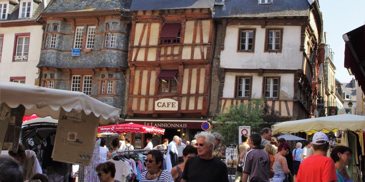 Explorer le marché de Lannion  Office de Tourisme de la Côte de Granit Rose