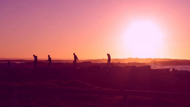 Un groupe d'amis se balade au crépuscule sur l'Ile Grande