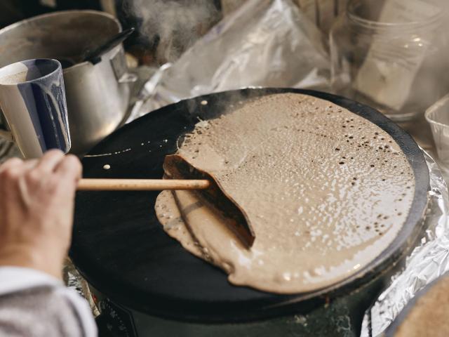 Galette de blé noir cuite sur la billig