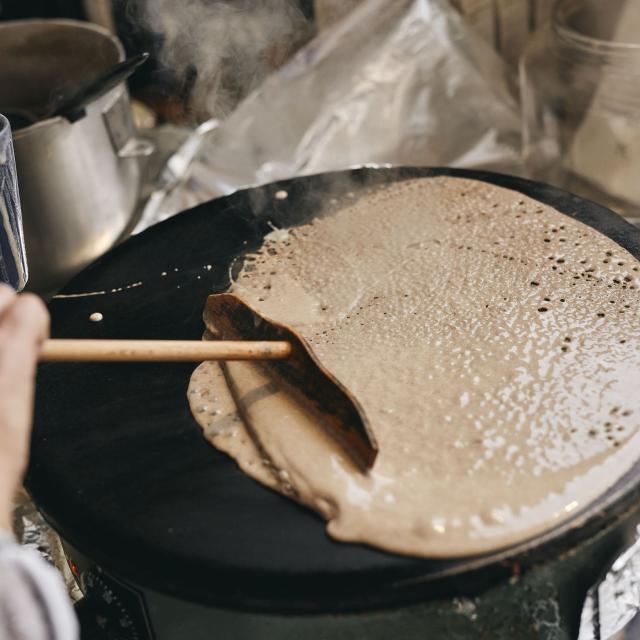Galette de blé noir cuite sur la billig