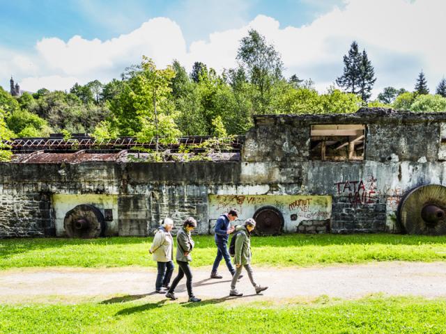 randonneurs devant un ancien site industriel - les Papeterie Vallée