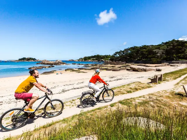 A vélo sur la Côte de Granit Rose - Trégastel
