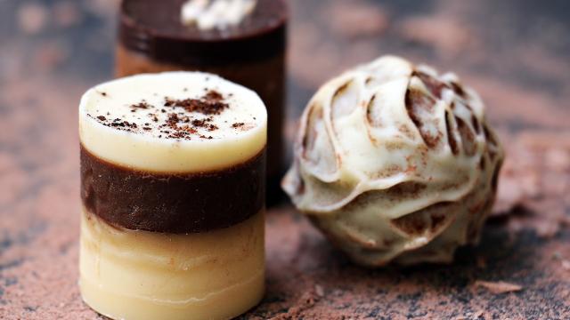 chocolates-g17648324b_1920.jpg