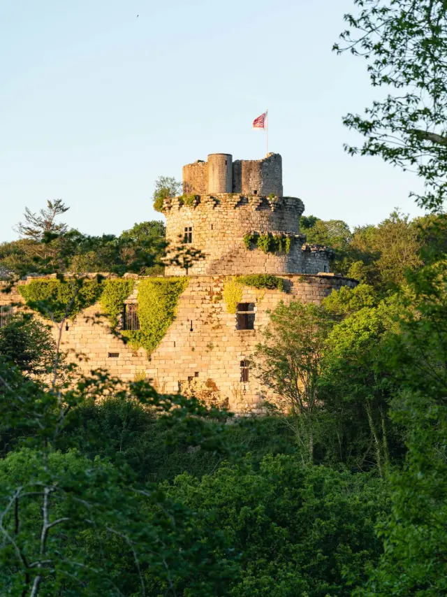 partir-en-avril-cote-de-granit-rose@Château de Tonquédec - La Lanterne