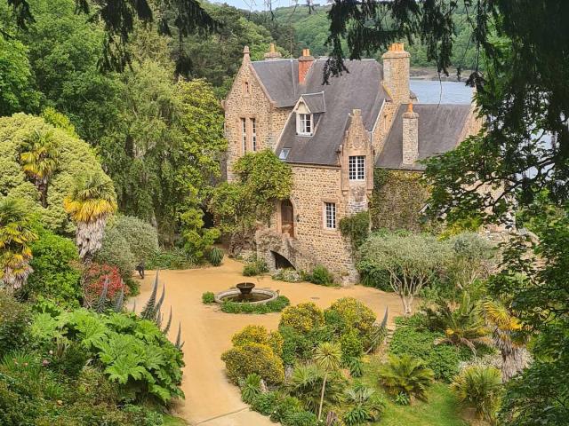 Oder-gehen-im-April-Garten-des-Kestellic