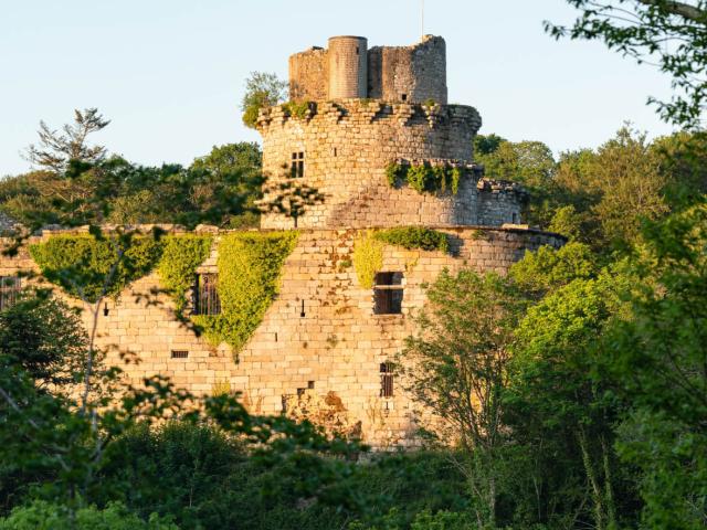 Partir En Avril Cote De Granit Rose@château De Tonquédec La Lanterne