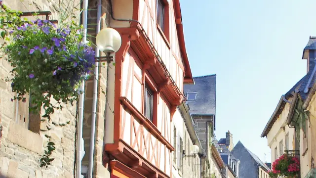 Rue Cie Roger Barbé am Markttag in Lannion