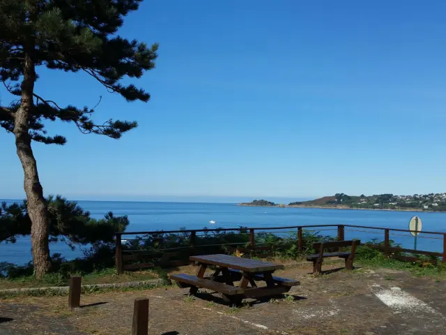 Picknicktisch in Goas Lagorn