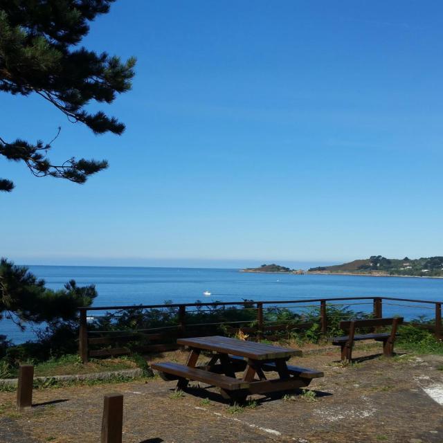 Picknicktisch in Goas Lagorn