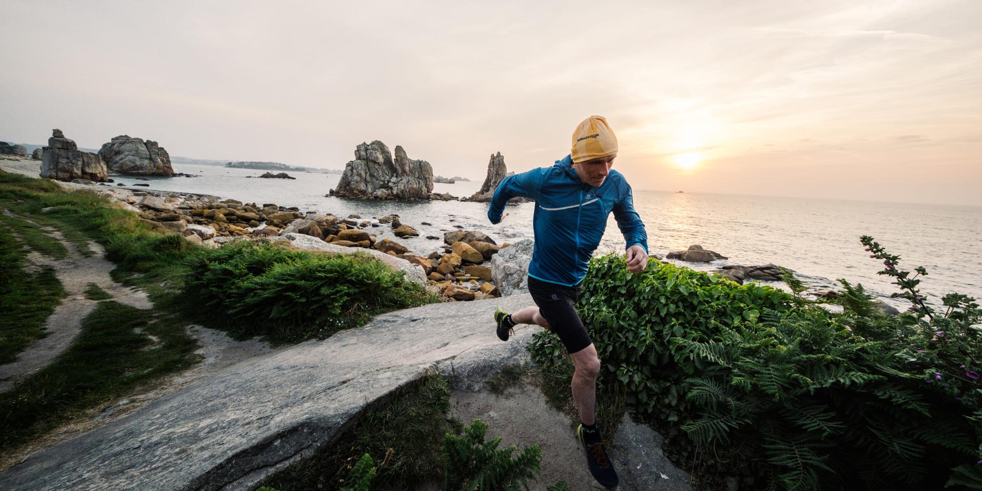 Trail Coureur sur le GR34 au soleil couchant à Pors-Scaff - Plougrescant