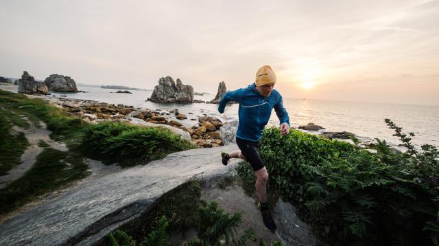 Trail Coureur sur le GR34 au soleil couchant à Pors-Scaff - Plougrescant