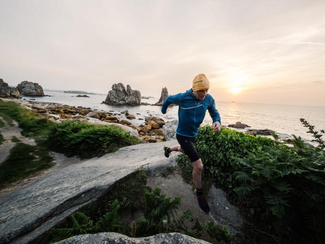 Trail Coureur sur le GR34 au soleil couchant à Pors-Scaff - Plougrescant