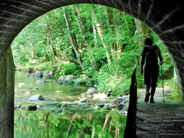 Randonneur Sous Le Viaduc De Tregrom Christian Roche Declicarmor2011